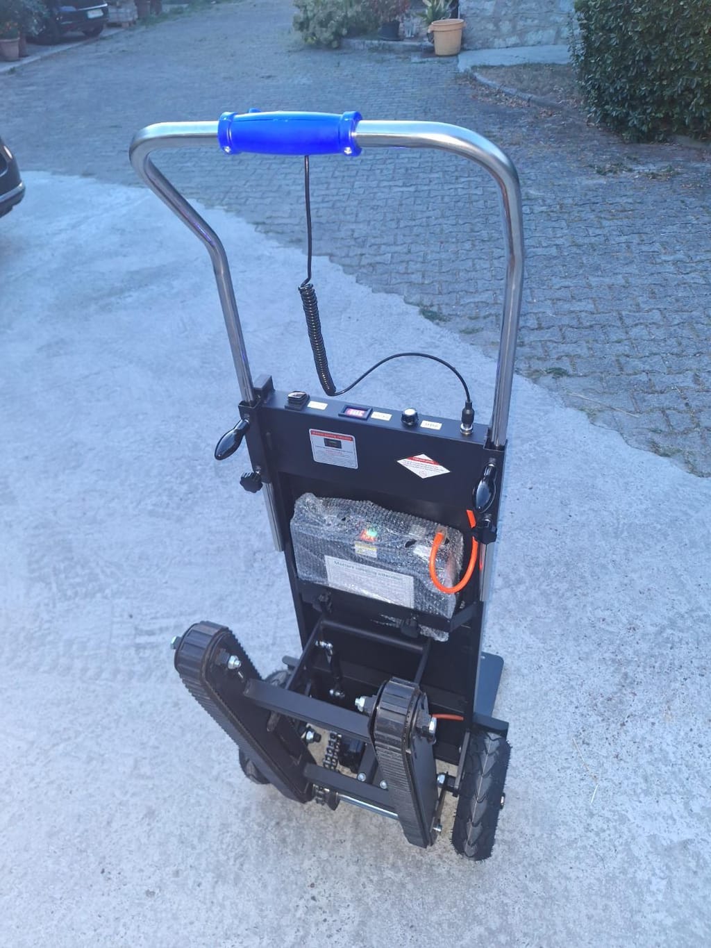 Električni stopniščni vzpenjalnik – Model z gosenicami