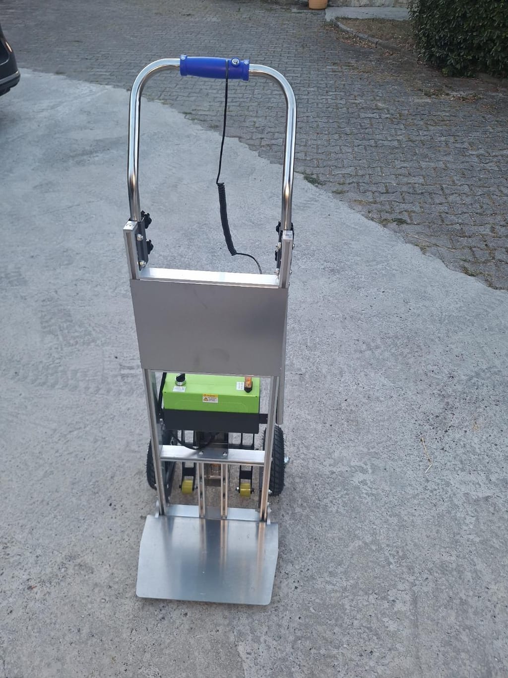 Električni stopniščni vzpenjalnik – Model na kolesih