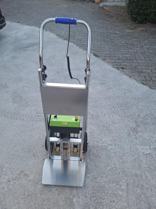 Električni stopniščni vzpenjalnik – Model na kolesih